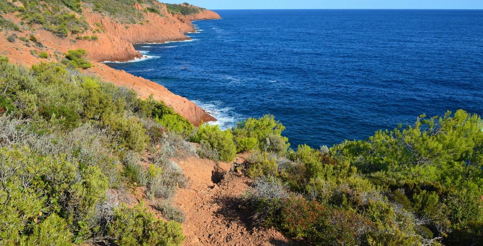 Côte de l'Esterel, roches rouges et maquis au-dessus de la mer