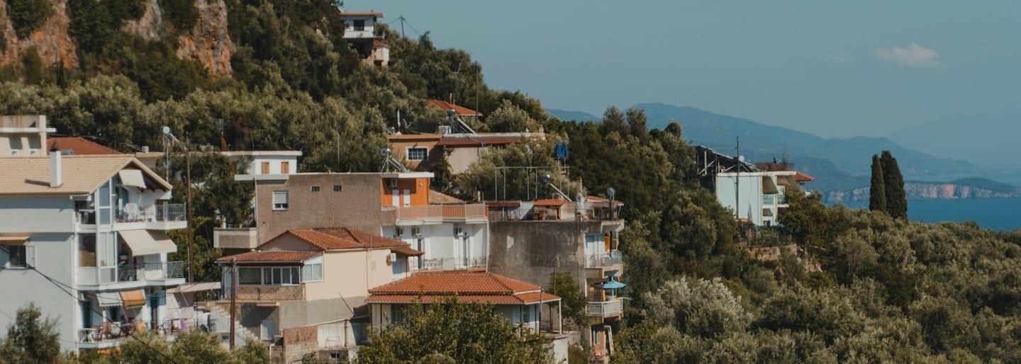 Maisons à flanc de colline au-dessus de la mer, vues depuis un balcon