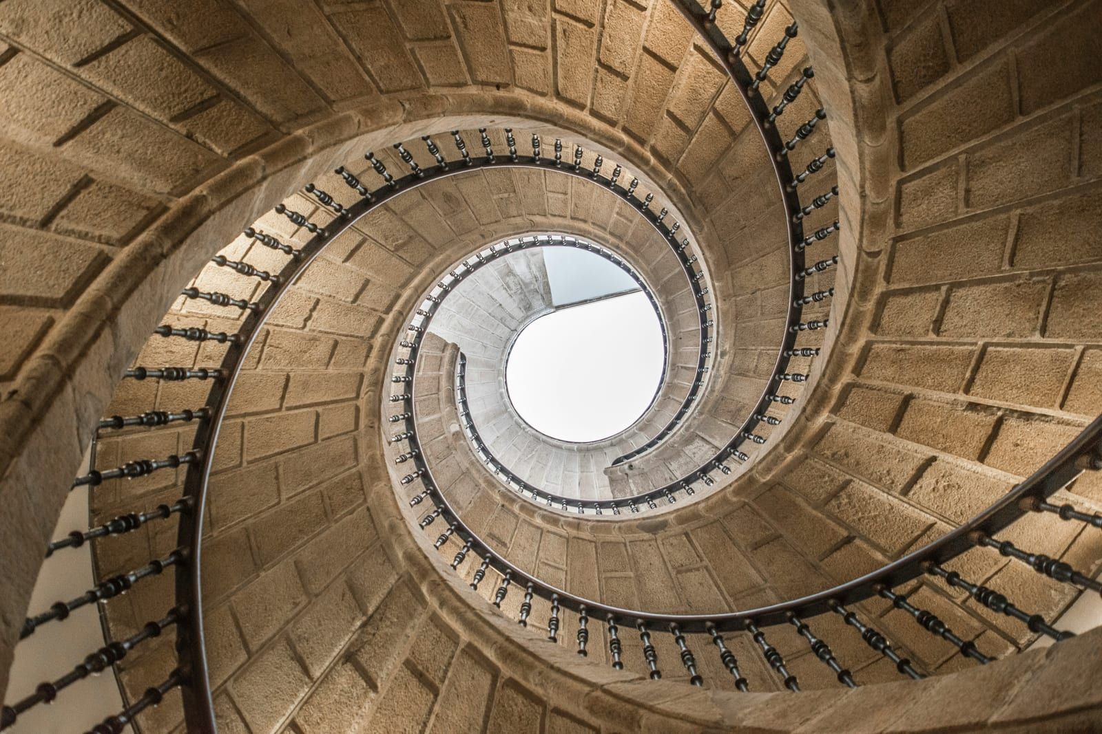 Escalier de pierre en colimaçon vu d'en bas
