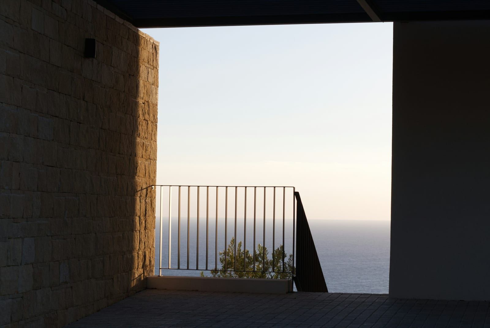 Balcon ouvert sur la mer au crépuscule